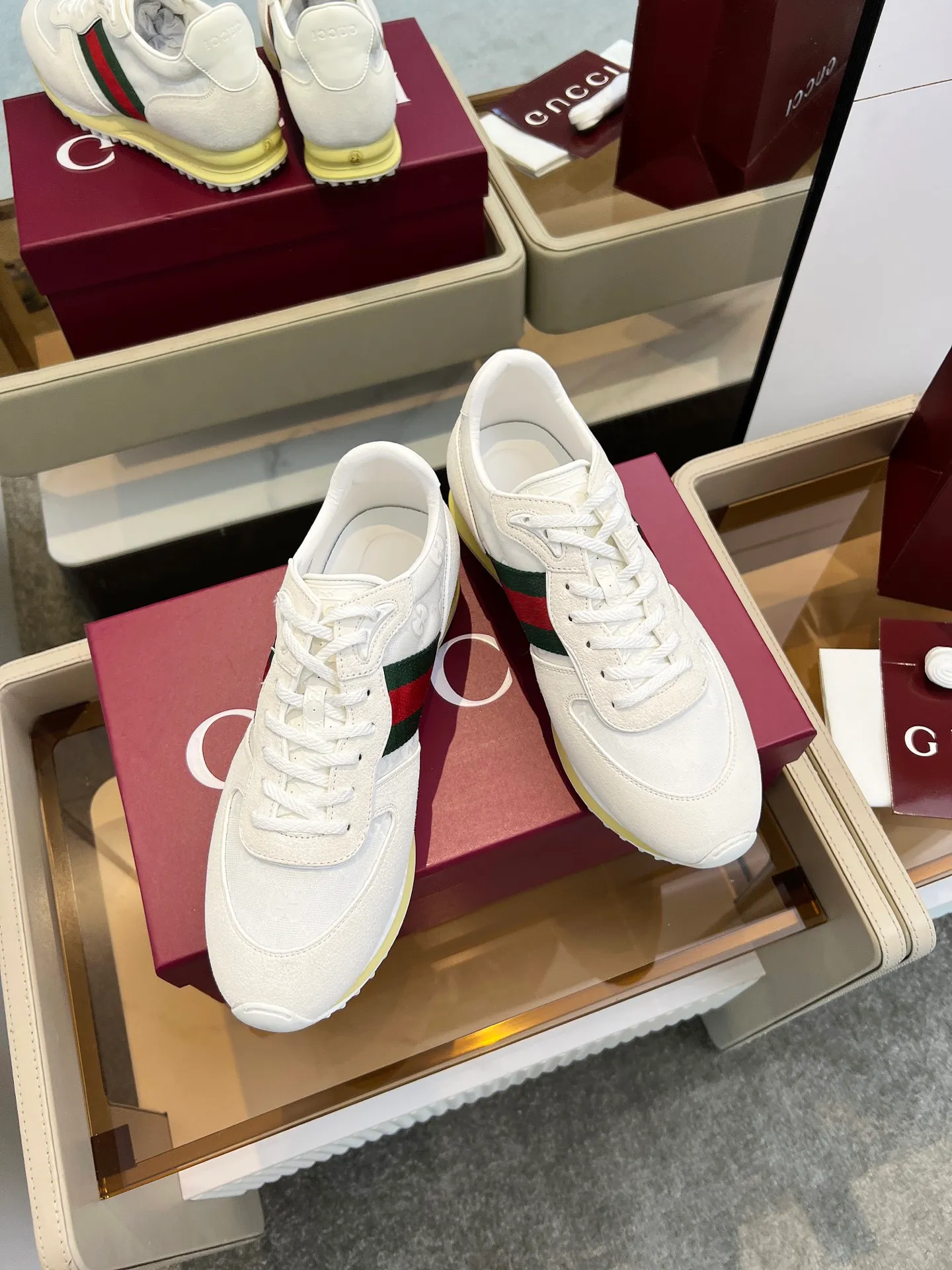 [G Home] P: 660💰 Men's Size: 40-44 (45 custom-made) GUCCI Gucci New Style When classic craftsmanship meets lazy fashion, this pair of Gucci men's casual shoes is the answer to refresh your wardrobe! The shoe body is made of soft calfskin and breathable fabric. Every step is as light as a cloud. The Italian tailoring releases the freedom of your feet, making daily travel a luxurious and comfortable experience. The iconic GG Supreme print on the side of the shoe low-key tells the brand's genes, and the metal horsebit embellishes the tongue, instantly lighting up the minimalist design; the contrasting webbing on the heel adds a smart layer, and the rubber serrated sole combines retro texture with modern anti-slip performance. Whether paired with jeans, a dress or wide-leg trousers, it can be the finishing touch of a look - languid yet sophisticated, effortless yet edgy.